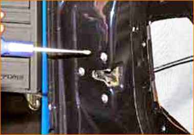 Снятие замка передней двери