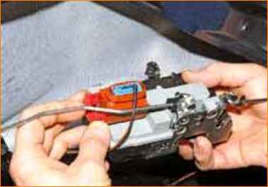 Снятие замка передней двери