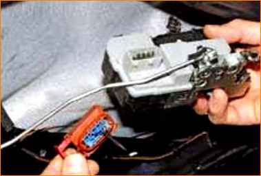 Снятие замка передней двери