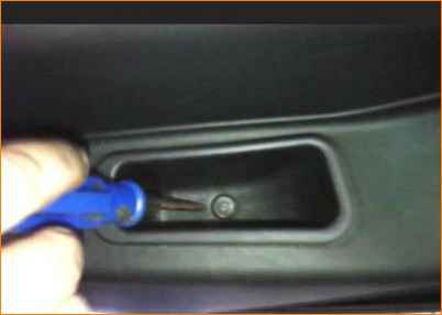 Снятие обивки двери