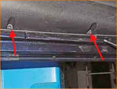 Снятие обивки двери