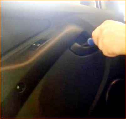 Снятие обивки двери