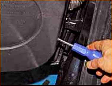 Снятие обивки двери