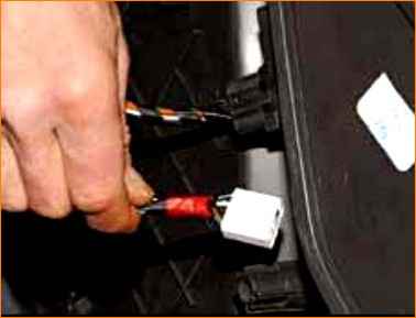 Снятие обивки двери