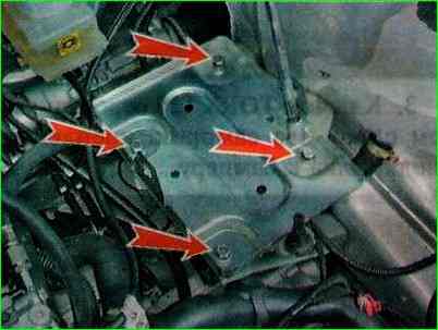 Снятие и установка полки аккумуляторной батареи