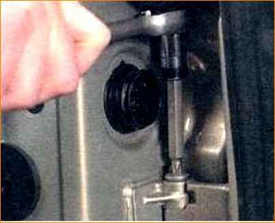 Снятие и установка передней двери