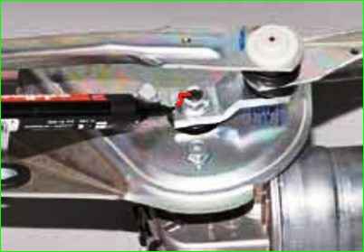 Как отремонтировать стеклоочиститель и стеклоомыватель