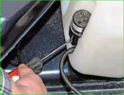 Снятие насоса и бачка омывателя ветрового стекла