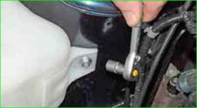 Снятие насоса и бачка омывателя ветрового стекла