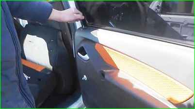 Снятие обивки задней двери Лада Гранта