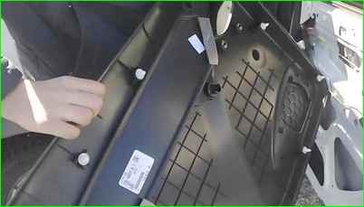 Снятие обивки задней двери Лада Гранта