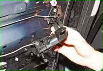 Снятие внутренней ручки задней двери