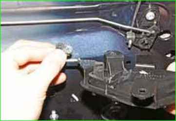 Снятие внутренней ручки задней двери