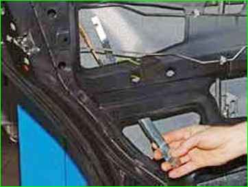 Снятие и установка опускного стекла задней двери