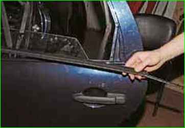 Снятие и установка опускного стекла задней двери