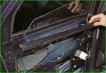 Снятие и установка опускного стекла задней двери