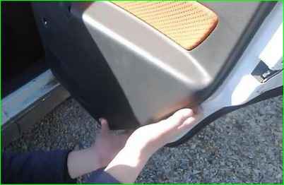 Снятие обивки задней двери Лада Гранта