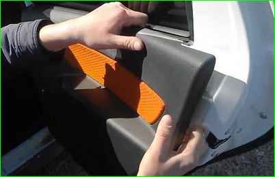 Снятие обивки задней двери Лада Гранта