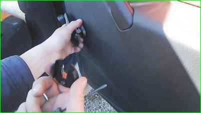 Снятие обивки задней двери Лада Гранта