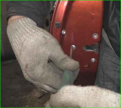 Снятие замка задней двери