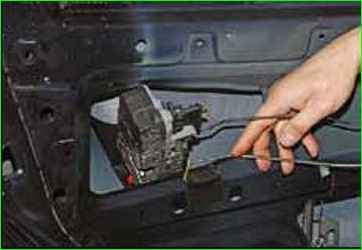 Снятие замка задней двери