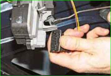 Снятие замка задней двери