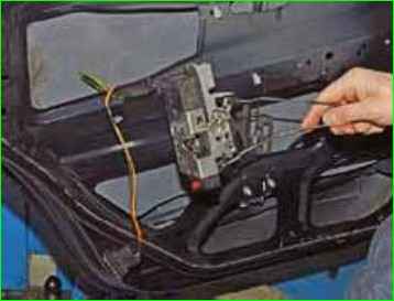 Снятие замка задней двери