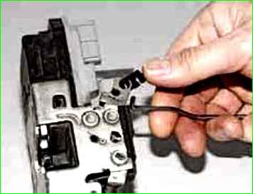 Снятие замка задней двери