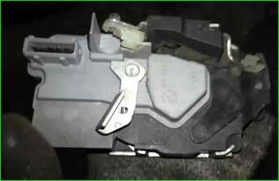 Снятие замка задней двери