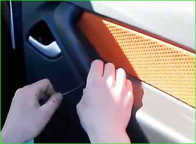 Снятие обивки задней двери Лада Гранта