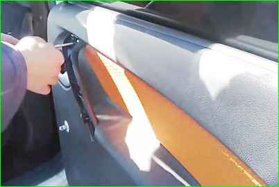Снятие обивки задней двери Лада Гранта
