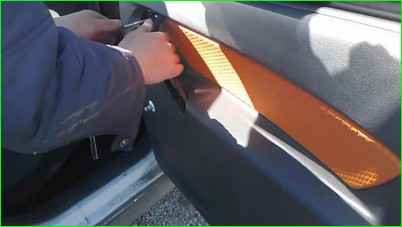 Снятие обивки задней двери Лада Гранта