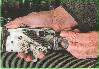 Снятие, установка и регулировка замка капота