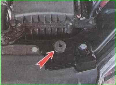 Снятие, установка и регулировка замка капота