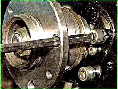 Как снять и установить балку задней подвески Лада Гранта