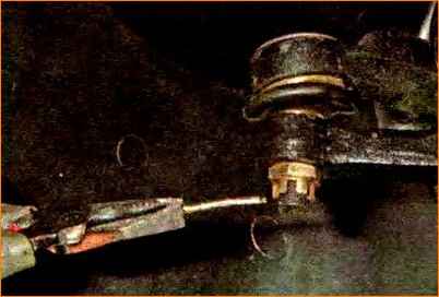 Замена передней стойки автомобиля Лада Калина