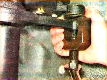 Замена передней стойки автомобиля Лада Калина