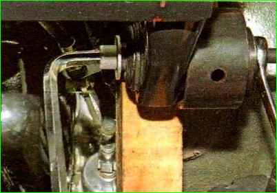 Как заменить сайлентблок задней балки автомобиля