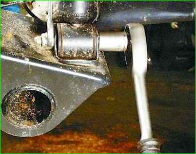 Замена заднего амортизатора