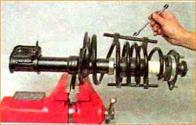 Замена передней стойки автомобиля Лада Калина