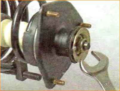 Замена передней стойки автомобиля Лада Калина