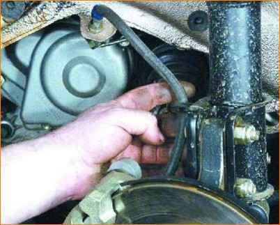 Замена передней стойки автомобиля Лада Калина