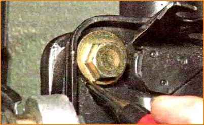 Замена передней стойки автомобиля Лада Калина