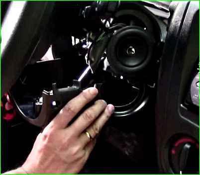 Снятие пластиковых накладок рулевой колонки Лада Гранта