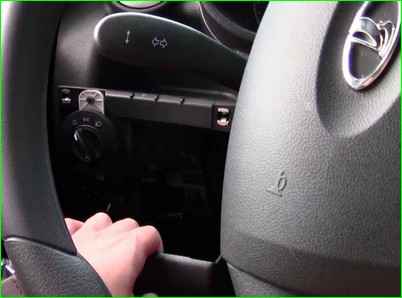 Снятие пластиковых накладок рулевой колонки Лада Гранта