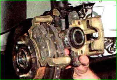 Замена цилиндра тормозного механизма переднего колеса