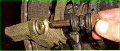 Замена цилиндра тормозного механизма переднего колеса