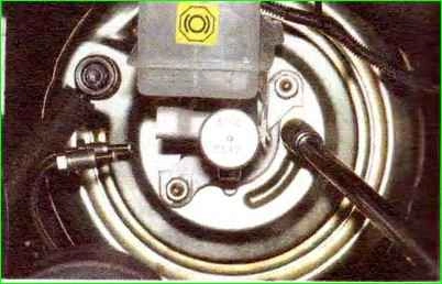 Қалай вакуумдық тежегіш күшейткішті тексеру және ауыстыру Вакуумдық тежегіш күшейткішті қалай тексеру және ауыстыру керек