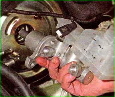 Замена главного цилиндра тормозов