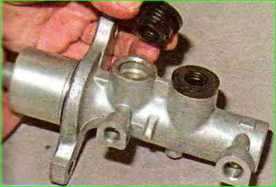 Замена главного цилиндра тормозов